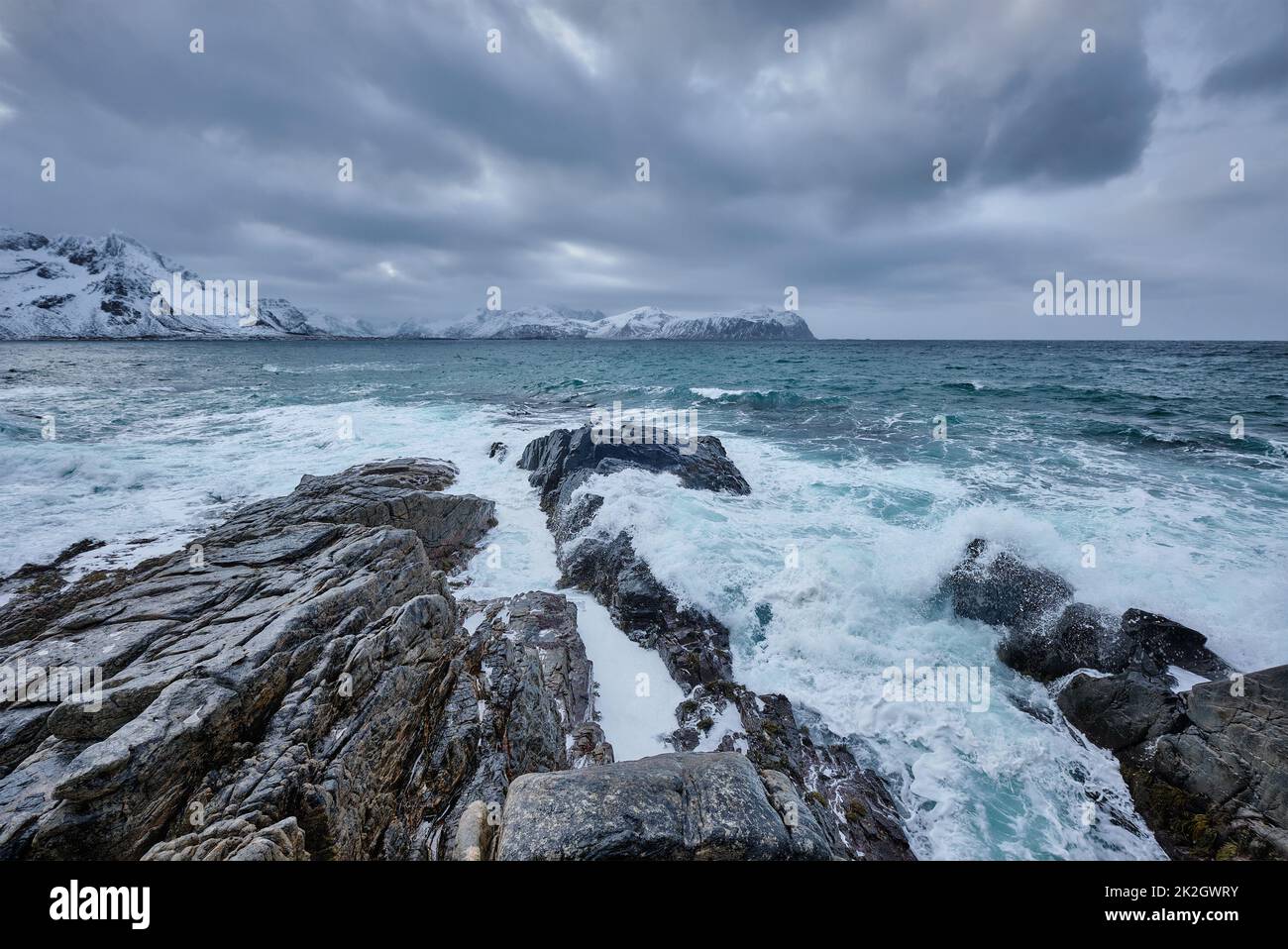 Norwegisches Meer Wellen auf der felsigen Küste der Lofoten, Norwegen Stockfoto
