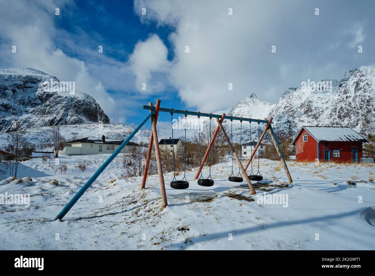Kinder Spielplatz im Winter. Ein Dorf, Lofoten, Norwegen Stockfoto