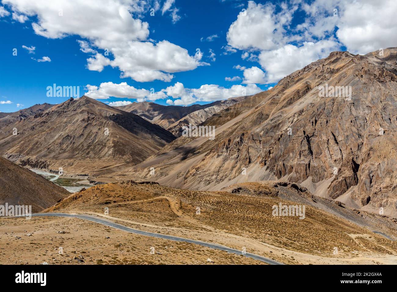 Manali-Leh-Straße im Himalaya Stockfoto
