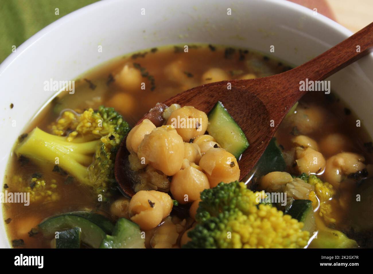 Nahaufnahme der Suppenschüssel mit Garbanzo-Bohnen, Brokkoli und Zucchini Stockfoto