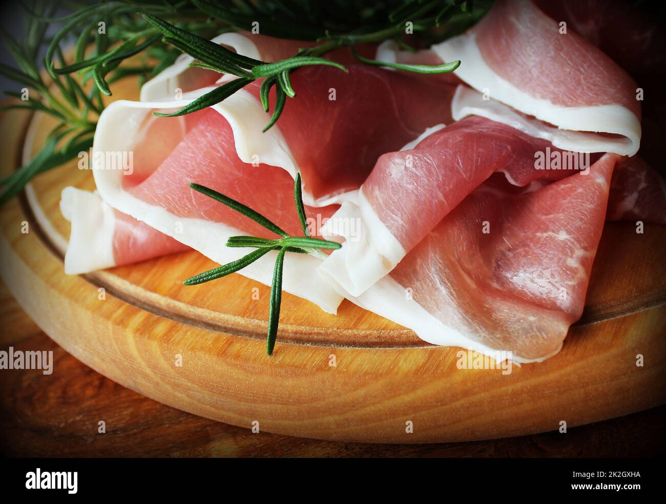 Schinkenscheiben auf ein Schneidebrett Stockfoto