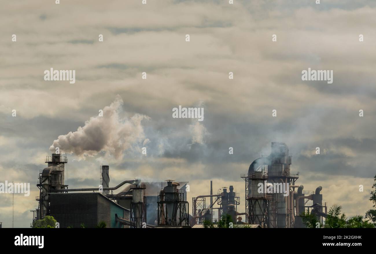 CO2-Emissionen. CO2 Treibhausgasemissionen aus Fabrikschornsteinen. Kohlendioxidgas globale Luftklimaverschmutzung. Kohlendioxid in der Erdatmosphäre. Treibhausgas. Rauchemissionen aus Schornsteinen. Stockfoto