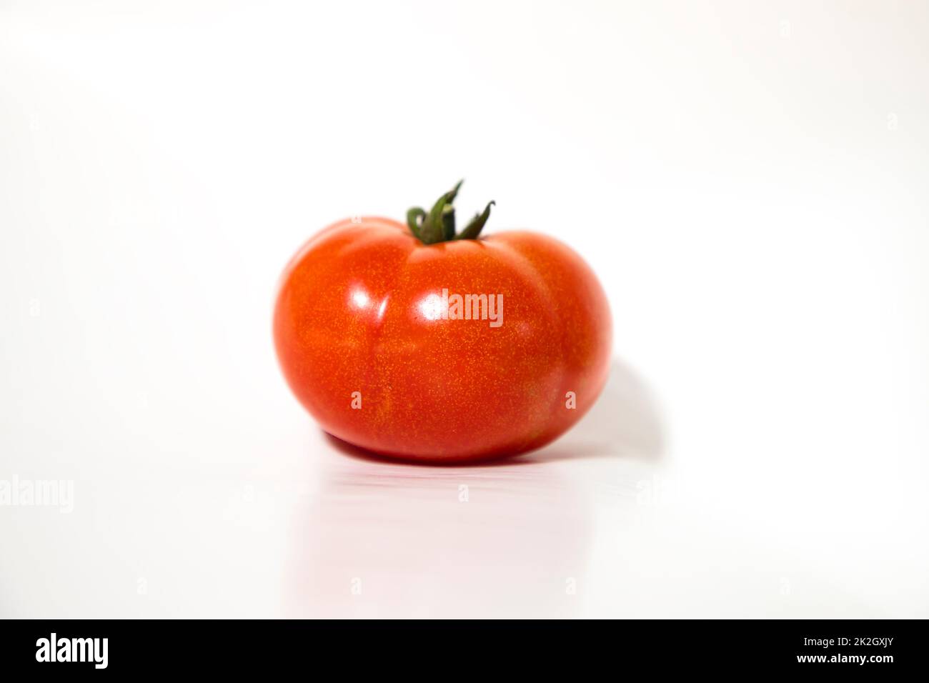 Frische Rote, Reife Tomate, Isoliert Im Hintergrund Stockfoto