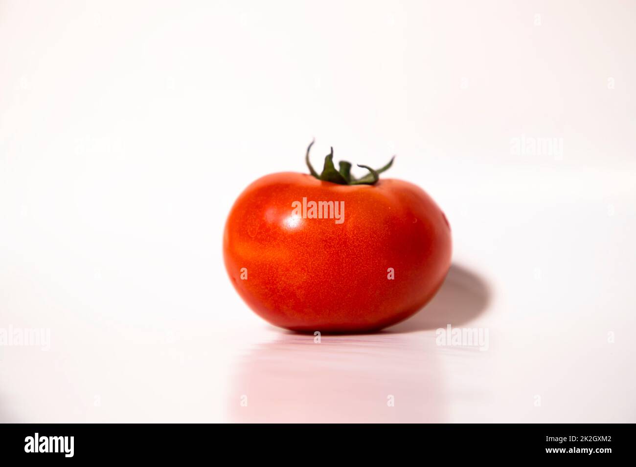 Frische Rote, Reife Tomate, Isoliert Im Hintergrund Stockfoto