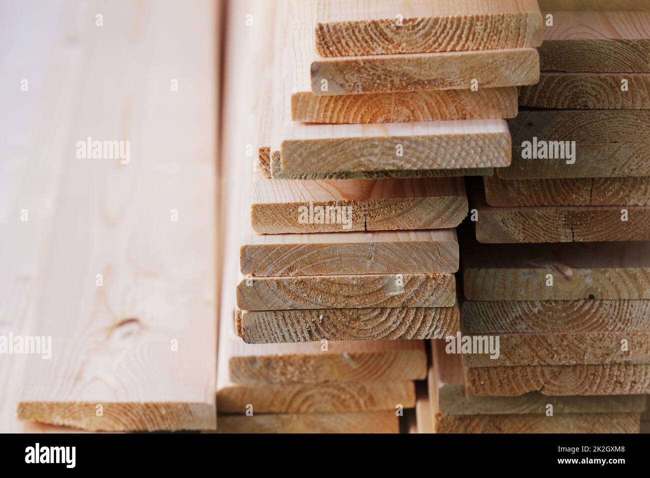 Haufen von neuen Holzbretter auf einem Speicher Stockfoto