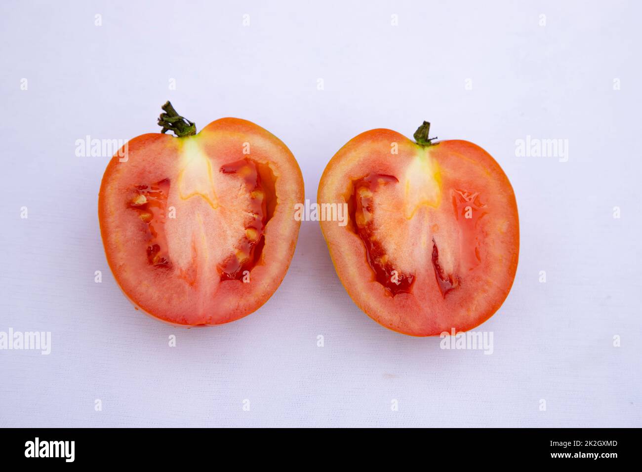 Zwei Scheiben reife rote Tomaten auf isoliertem Hintergrund Stockfoto