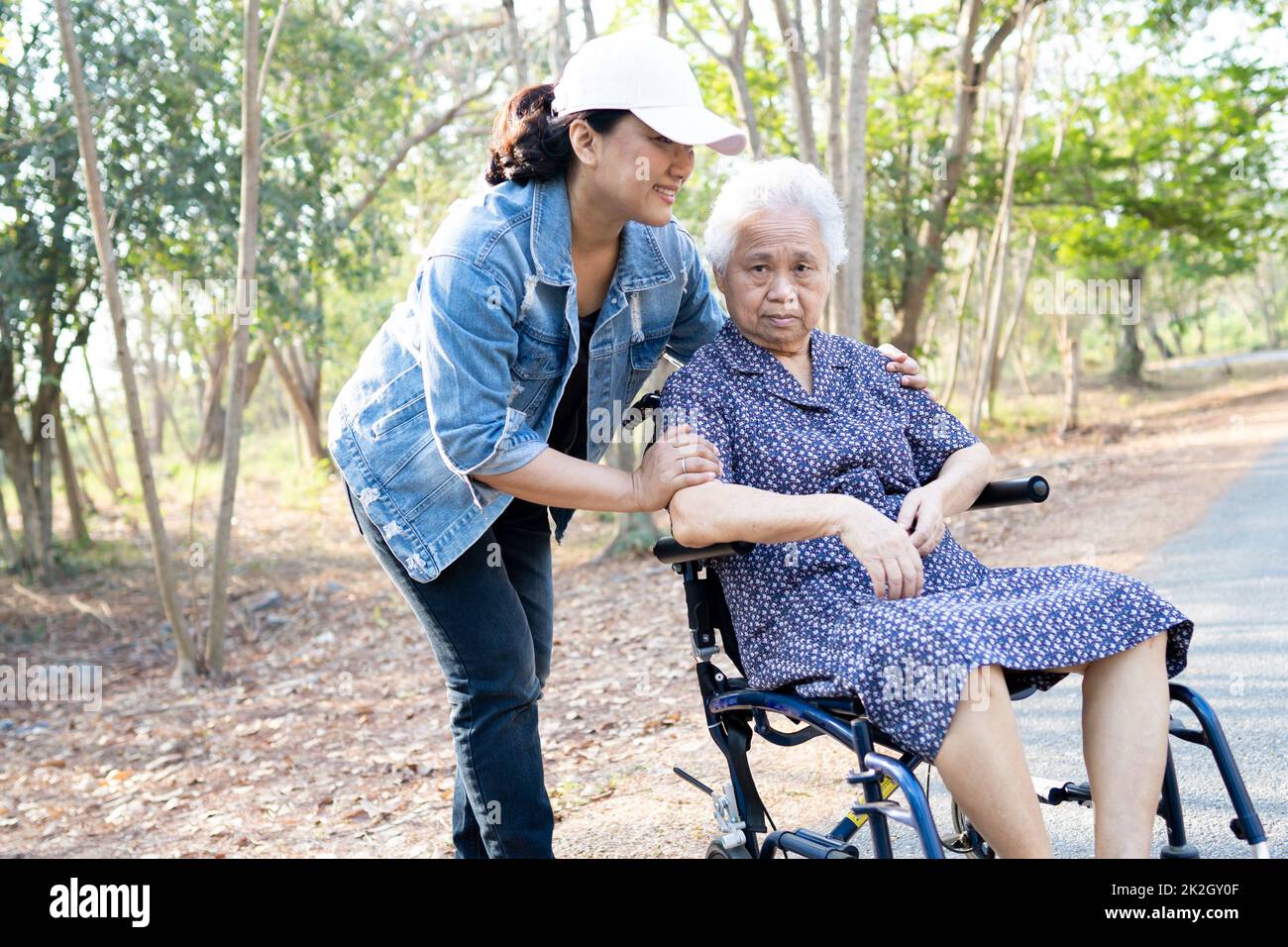Asiatische ältere oder ältere alte Dame Frau Patientin im Rollstuhl im Park, gesund starke medizinische Konzept Stockfoto