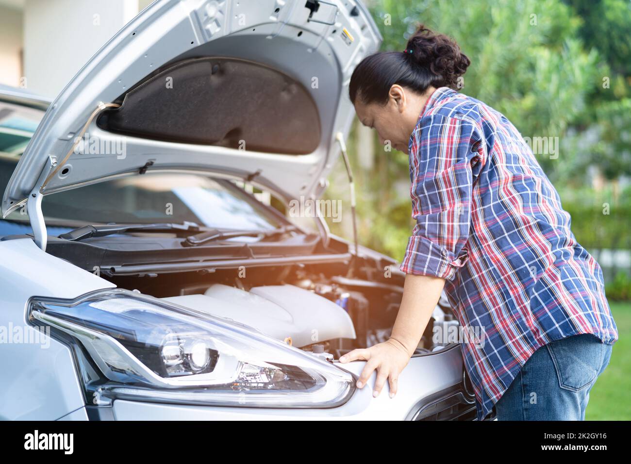 Haube öffnen Mechaniker motor System prüfen, Schäden Car Crash, und reparieren Sie sie. Stockfoto