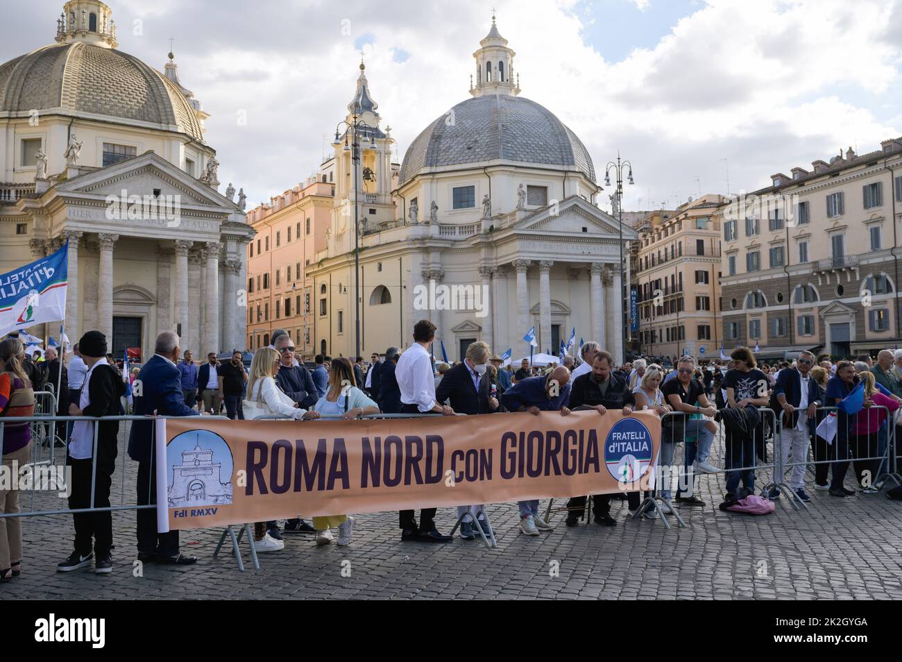 Roma, Italien. 22. September 2022. Menschen mit einem Transparent, auf dem „Nord-Rom mit Giorgia“ zitiert wird, das während der Kundgebung gesehen wurde. Die Führer der Mitte-Rechts-Koalition versammelten sich am 25. September 2022 auf der Piazza del Popolo in Rom zur politischen Kundgebung ìInsieme per líItaliaî vor den Nationalwahlen. (Foto von Valeria Ferraro/SOPA Images/Sipa USA) Quelle: SIPA USA/Alamy Live News Stockfoto