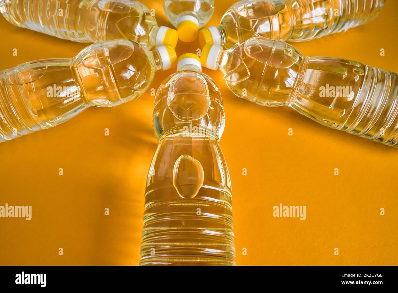 Draufsicht auf Flaschen mit natürlichem raffiniertem Sonnenblumenöl Stockfoto