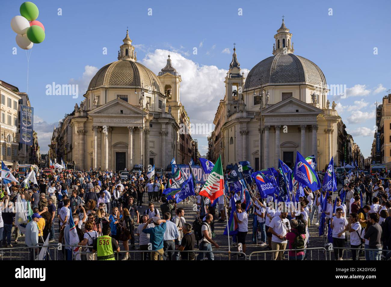 Roma, Italien. 22. September 2022. Politische Anhänger halten Flaggen auf der Piazza dle Popolo. Die Führer der Mitte-Rechts-Koalition versammelten sich am 25. September 2022 auf der Piazza del Popolo in Rom zur politischen Kundgebung ìInsieme per líItaliaî vor den Nationalwahlen. (Foto von Valeria Ferraro/SOPA Images/Sipa USA) Quelle: SIPA USA/Alamy Live News Stockfoto