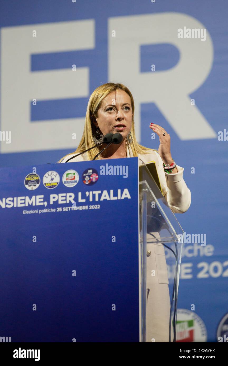 Roma, Italien. 22. September 2022. Giorgia Meloni, Leiterin von Fratelli d'Italia, spricht während der Kundgebung. Die Führer der Mitte-Rechts-Koalition versammelten sich am 25. September 2022 auf der Piazza del Popolo in Rom zur politischen Kundgebung ìInsieme per líItaliaî vor den Nationalwahlen. (Foto von Valeria Ferraro/SOPA Images/Sipa USA) Quelle: SIPA USA/Alamy Live News Stockfoto