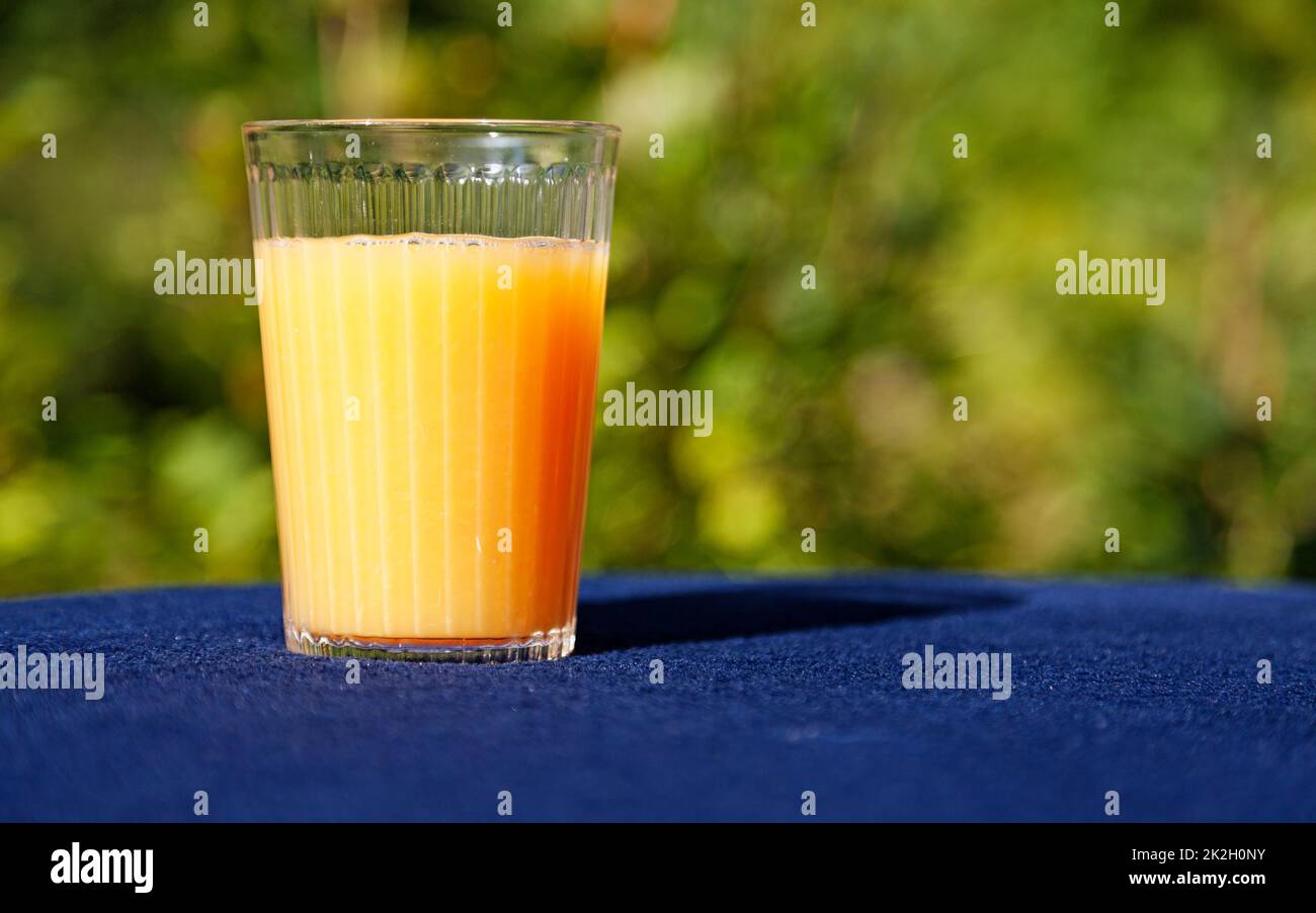 Ein Glas Grapefruitsaft zum Frühstück Stockfoto