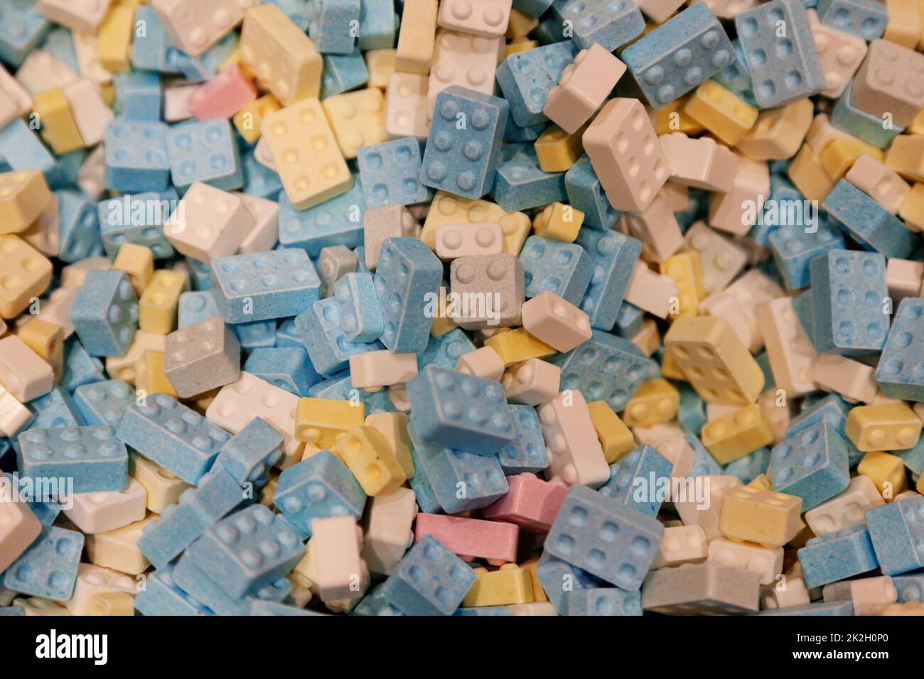 Eine Schachtel mit Süßigkeiten, die Lego-Stücke darstellen Stockfoto