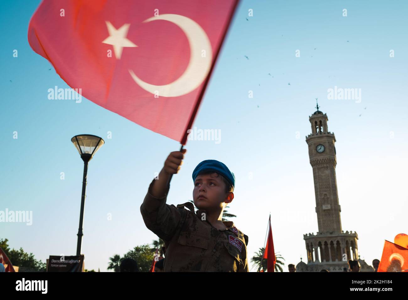 Izmir, Türkei - 15. Juli 2022: Ein Kind mit türkischer Flagge und Soldaten-Kostüm anlässlich der Feierlichkeiten zum 15. Juli in Konak S Stockfoto