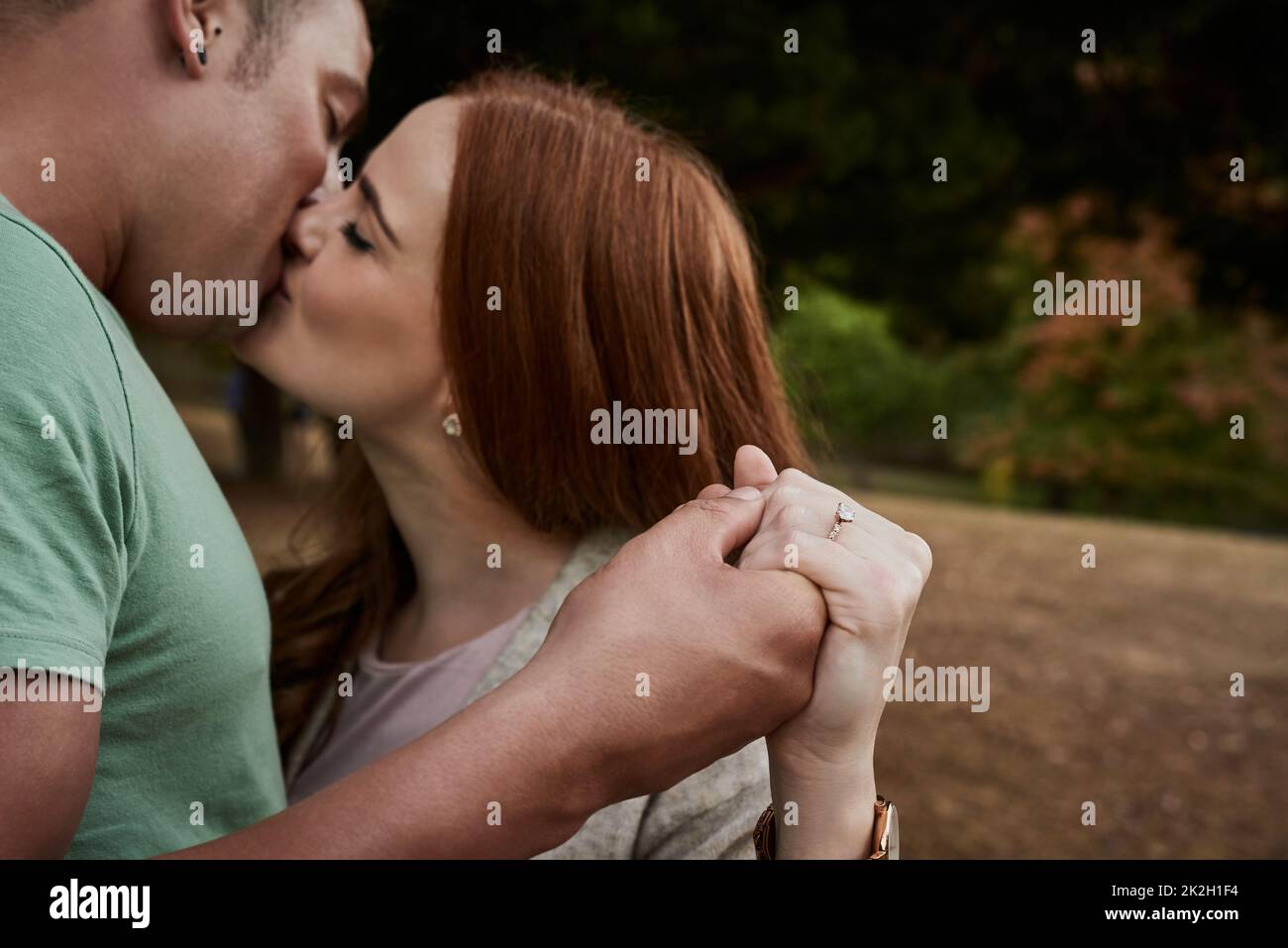 Liebe, das größte Geschenk des Lebens. Aufnahme eines liebevollen jungen Paares, das einen Tag im Freien verbringt. Stockfoto