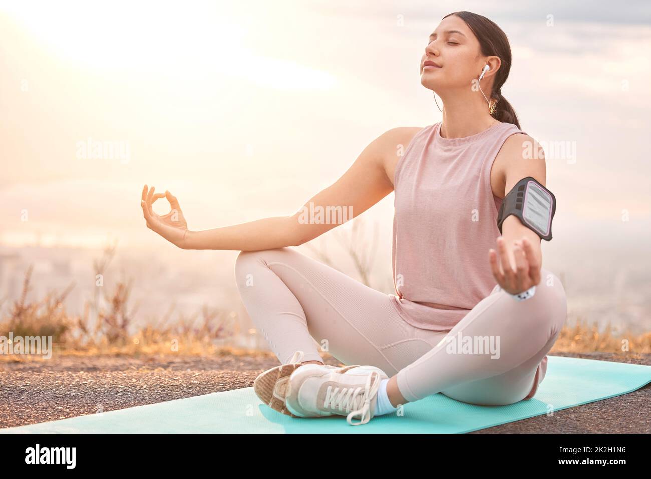 Finde dein Gleichgewicht im Leben. Aufnahme einer jungen Frau, die in der Natur meditiert. Stockfoto