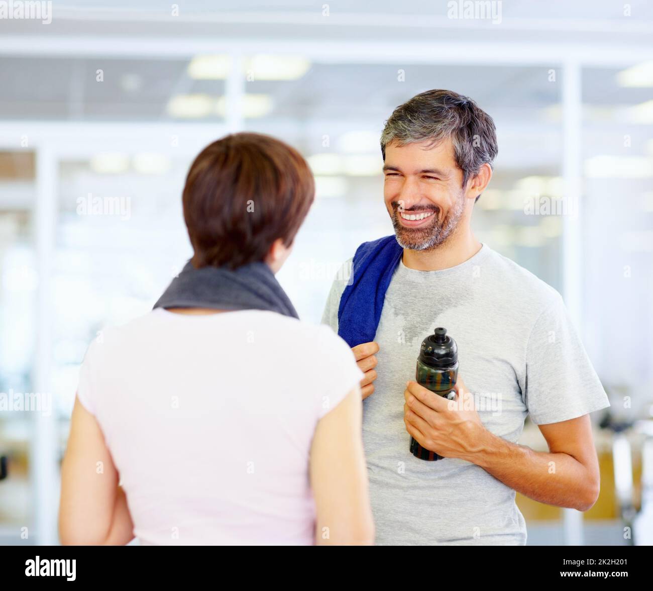 Gerne unterhalten wir uns im Fitnesscenter. Porträt eines reifen Mannes mit Frau nach dem Fitnesstraining. Stockfoto