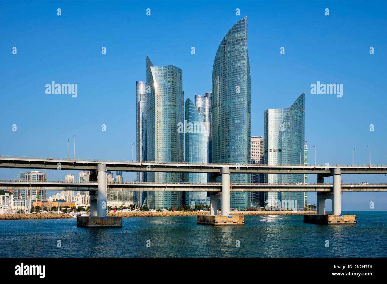 Busan Wolkenkratzer und Gwangan Brücke, Südkorea Stockfoto