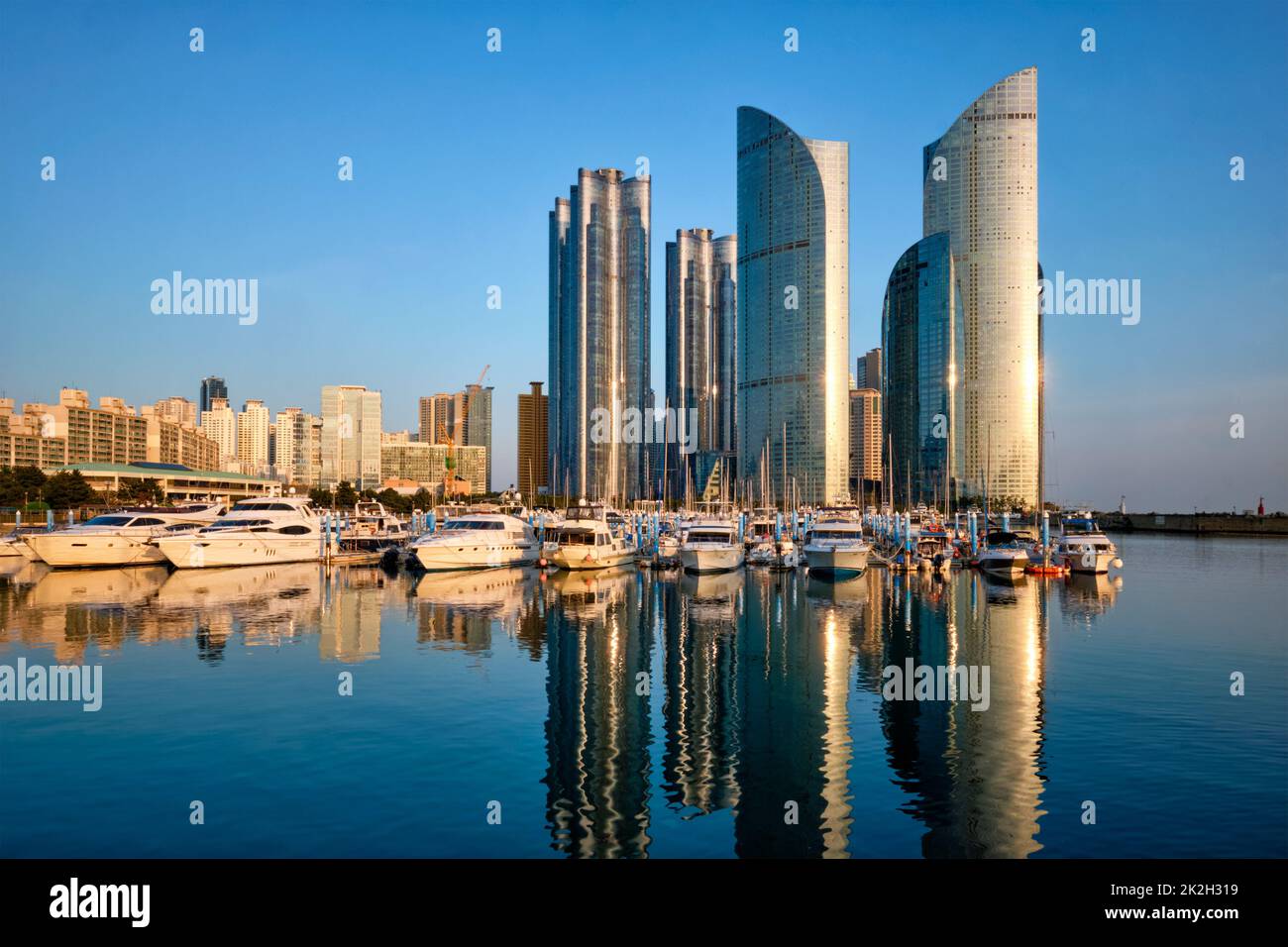 Busan Hafen mit Yachten auf Sonnenuntergang, Südkorea Stockfoto