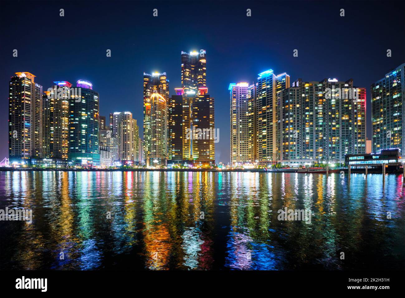 Busan Marina City Wolkenkratzer in der Nacht illluminated Stockfoto