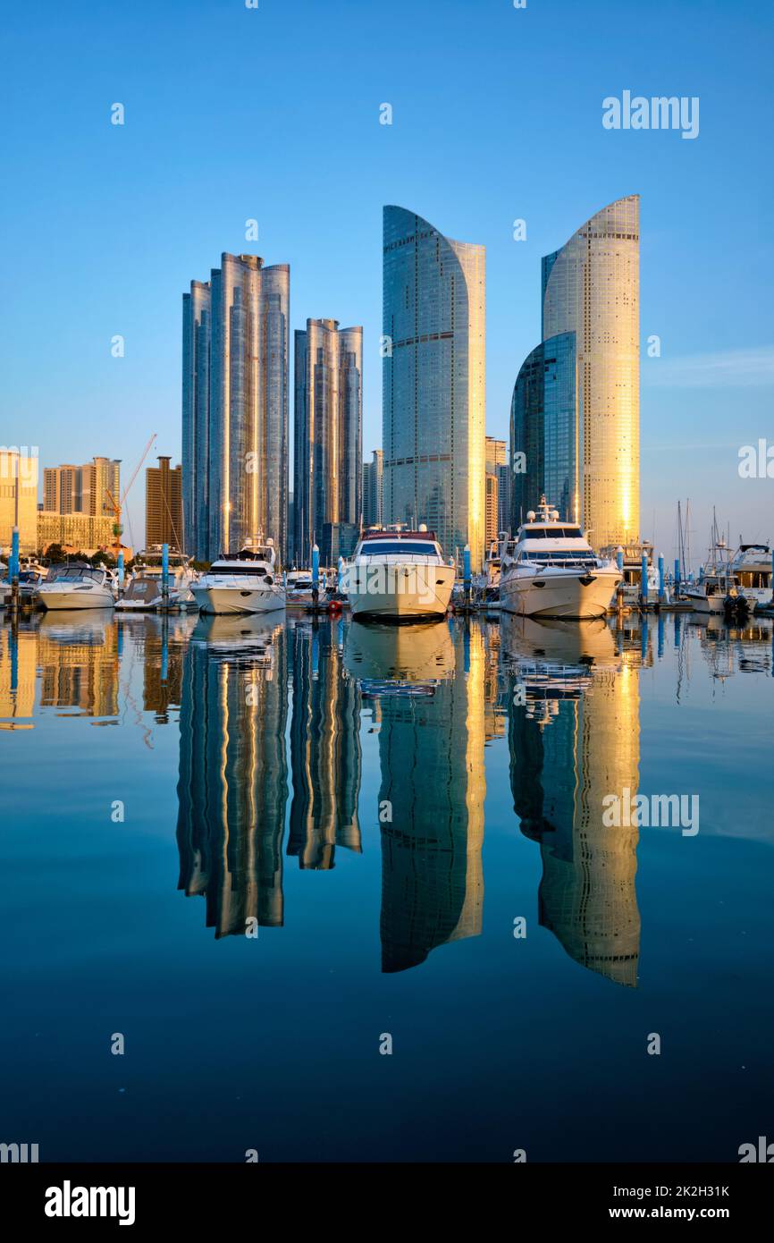 Busan Hafen mit Yachten auf Sonnenuntergang, Südkorea Stockfoto