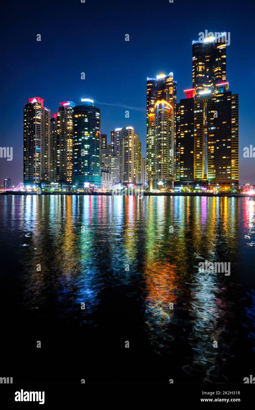 Busan Marina City Wolkenkratzer in der Nacht illluminated Stockfoto