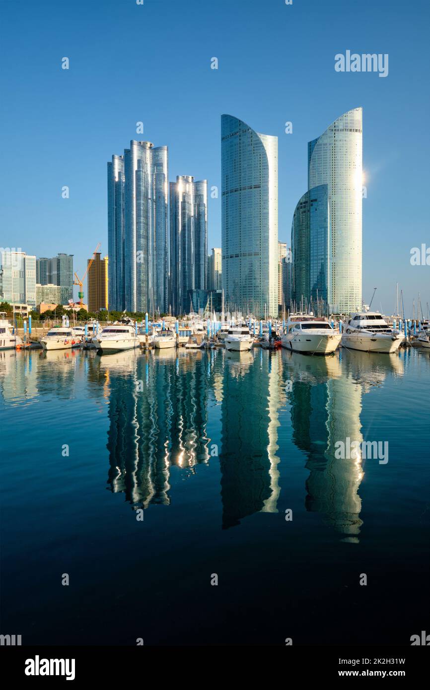 Busan Hafen mit Yachten auf Sonnenuntergang, Südkorea Stockfoto