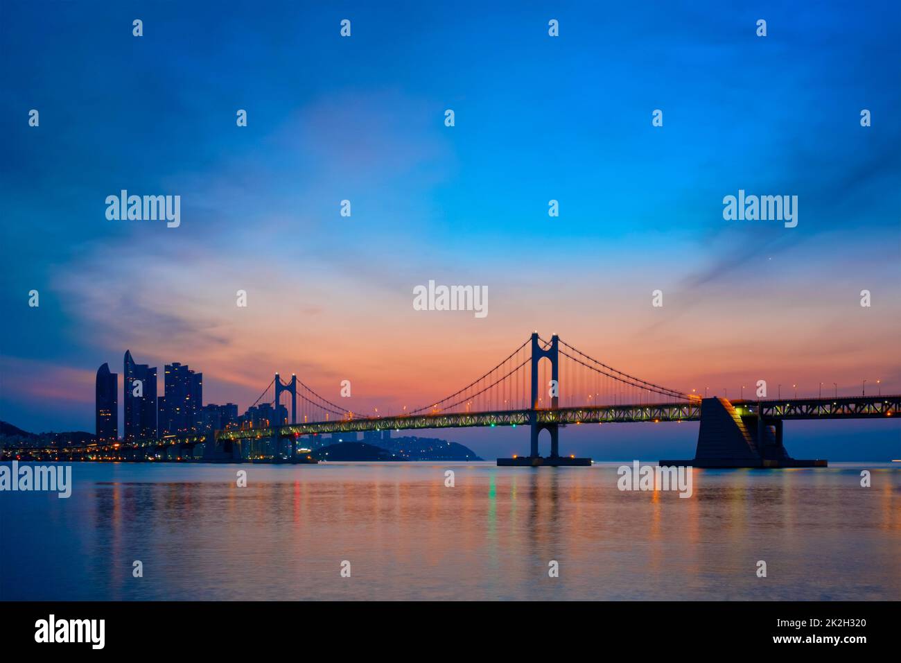 Gwangan Brücke auf den Sonnenaufgang. Busan, Südkorea Stockfoto