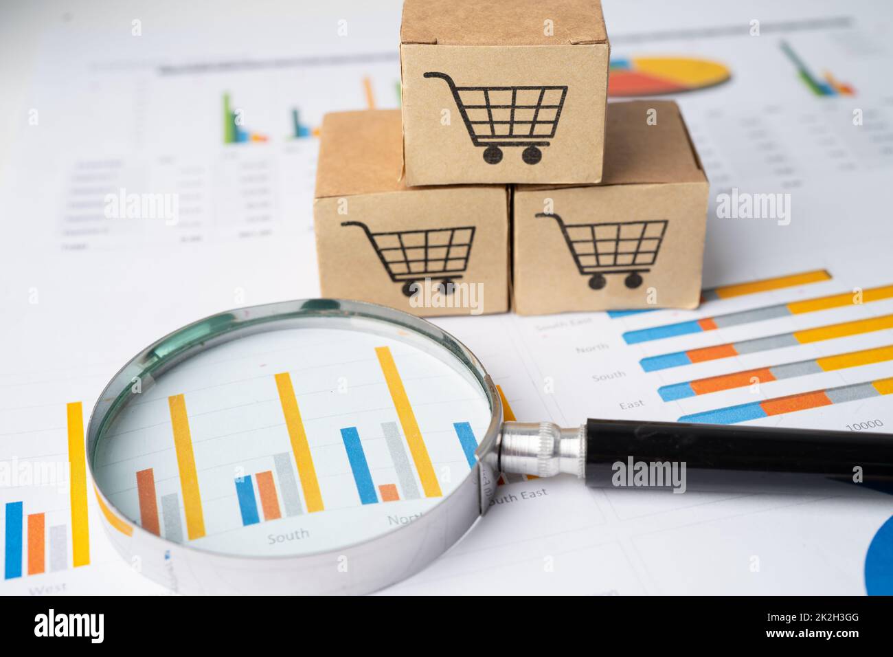 Warenkorb-Logo auf Box mit Lupe auf Grafik-Hintergrund. Bankkonto, Investment Analytische Forschung Daten Wirtschaft, Handel, Business Import Export Transport online Unternehmen Konzept. Stockfoto