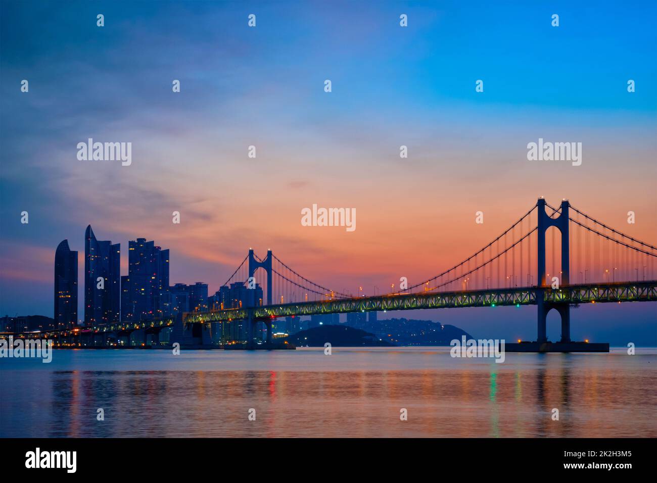 Gwangan Brücke auf den Sonnenaufgang. Busan, Südkorea Stockfoto