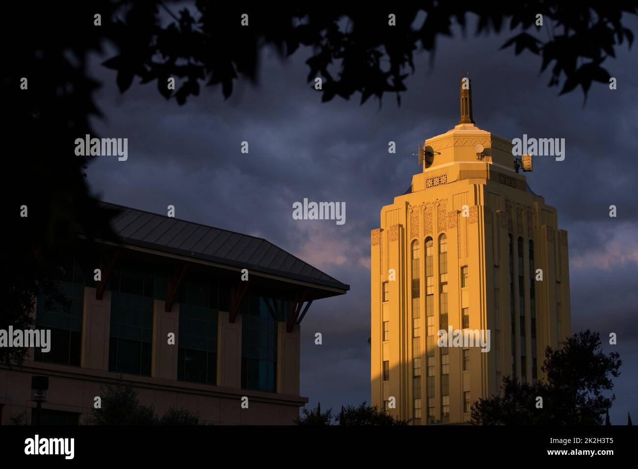 Sonnenuntergang beleuchtet die historische Art-Deco-Skyline von Van Nuys, Kalifornien, USA. Stockfoto