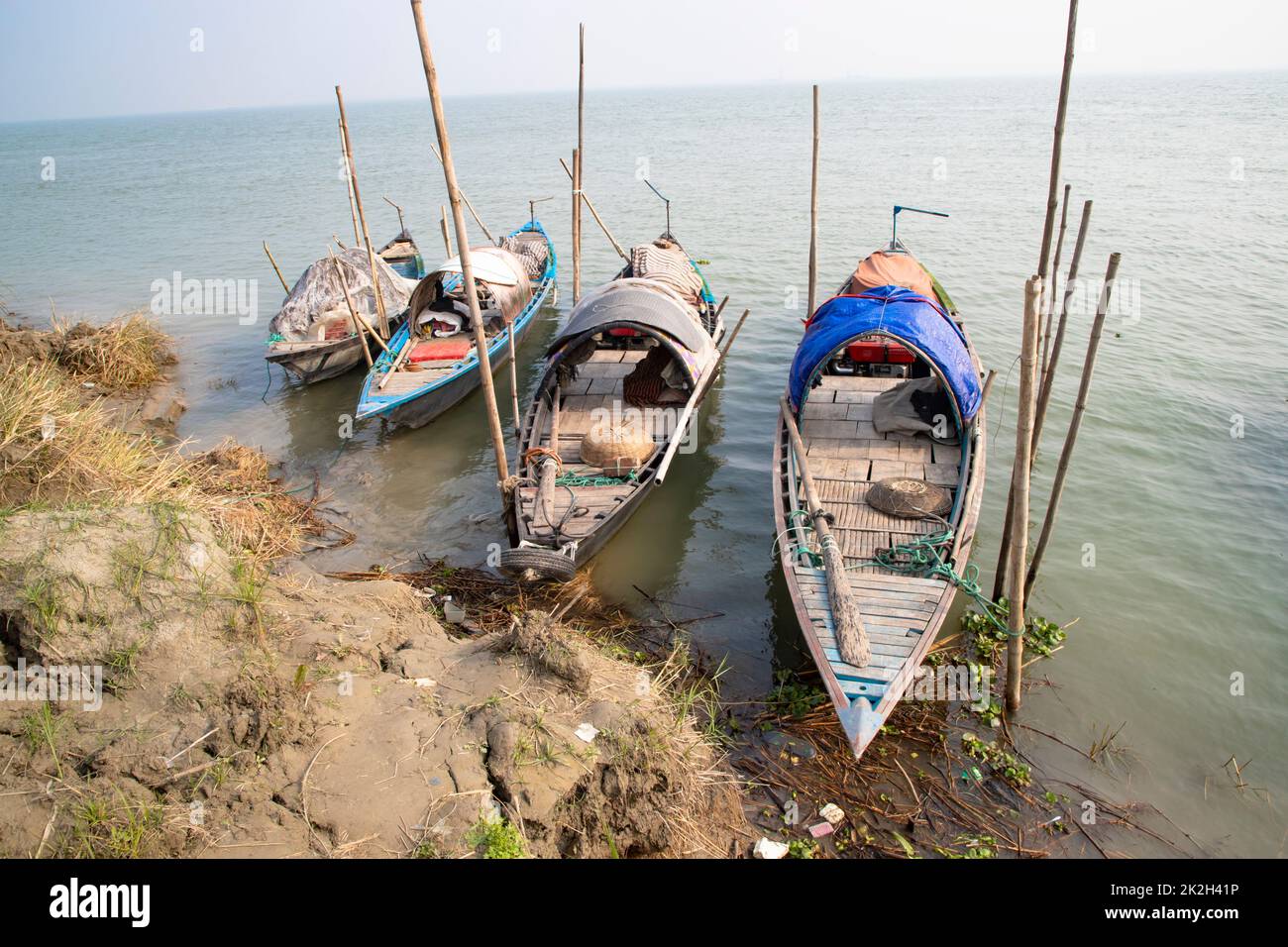 Traditionelles hölzernes Fischerboot auf dem Fluss Padma Stockfoto