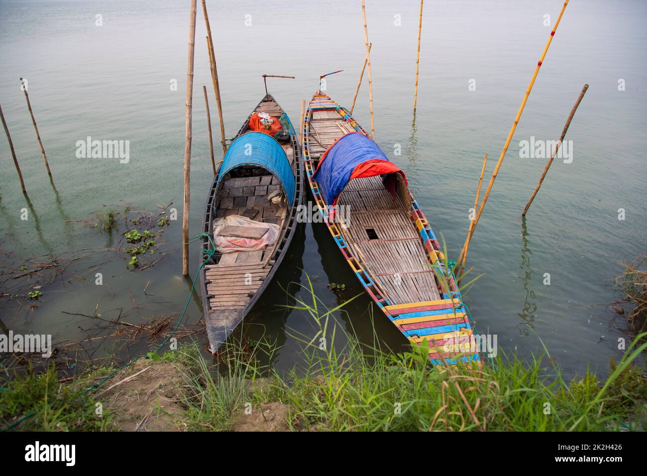 Zwei hölzerne Fischerboote am Ufer des Flusses Padma Stockfoto
