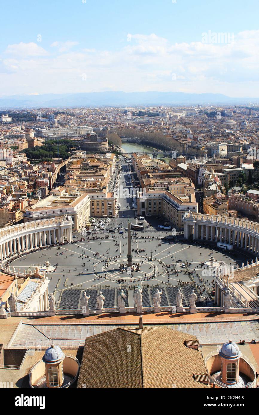 Blick auf den Petersplatz vom Dach des Petersdoms, der Vatikanstadt, Rom, Italien Stockfoto