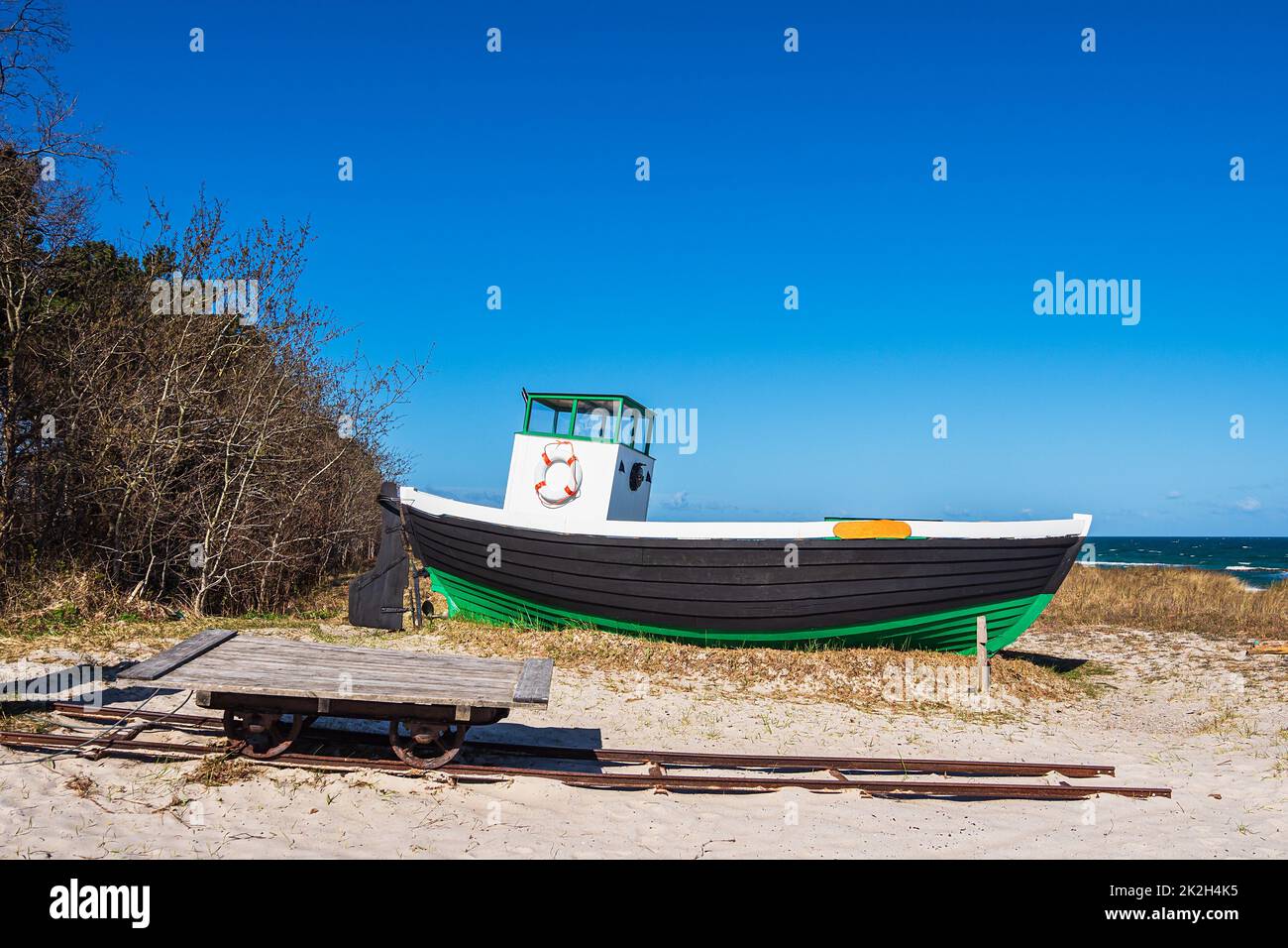 Fischerboot an der Ostseeküste in Zingst Stockfoto