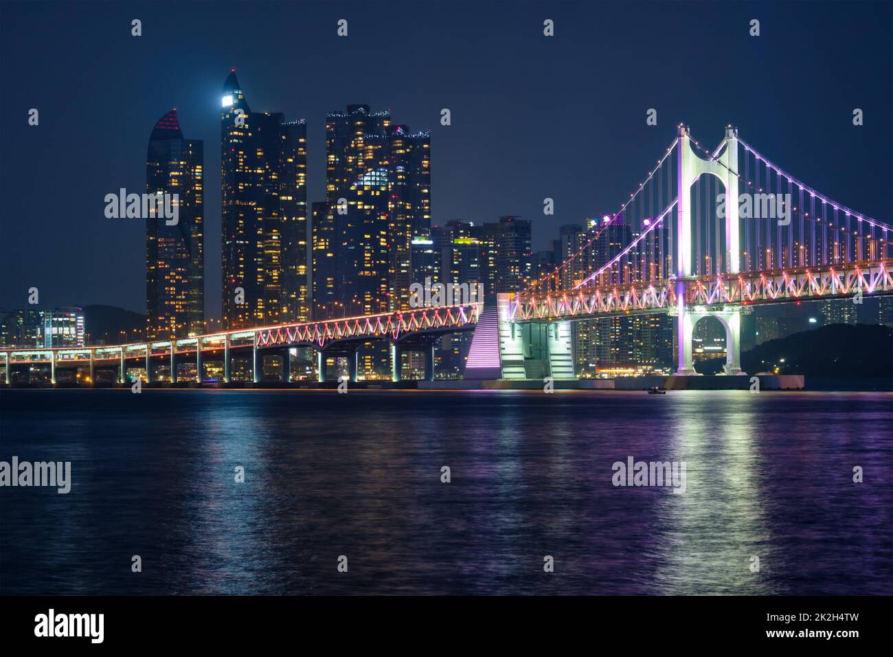 Gwangan Brücke und Wolkenkratzer in der Nacht. Busan, Südkorea Stockfoto