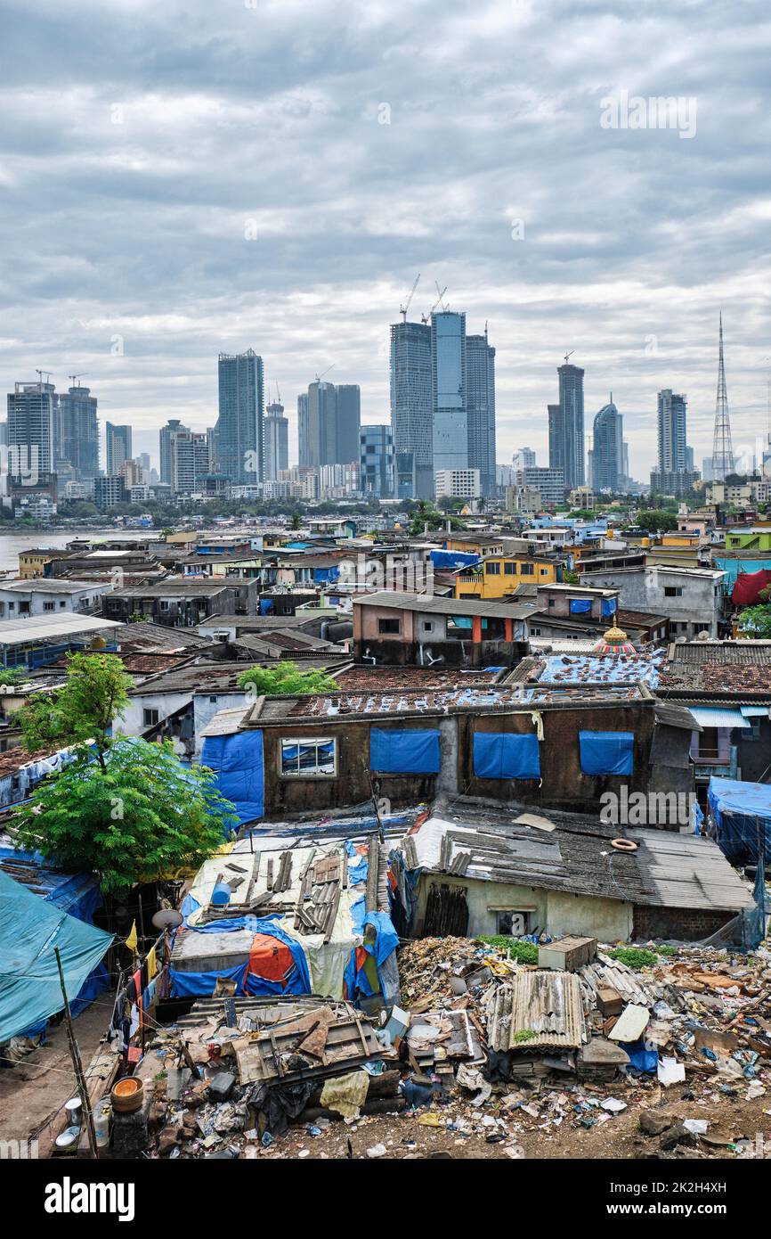 Blick auf die Skyline von Mumbai über Slums in Bandra Stockfoto