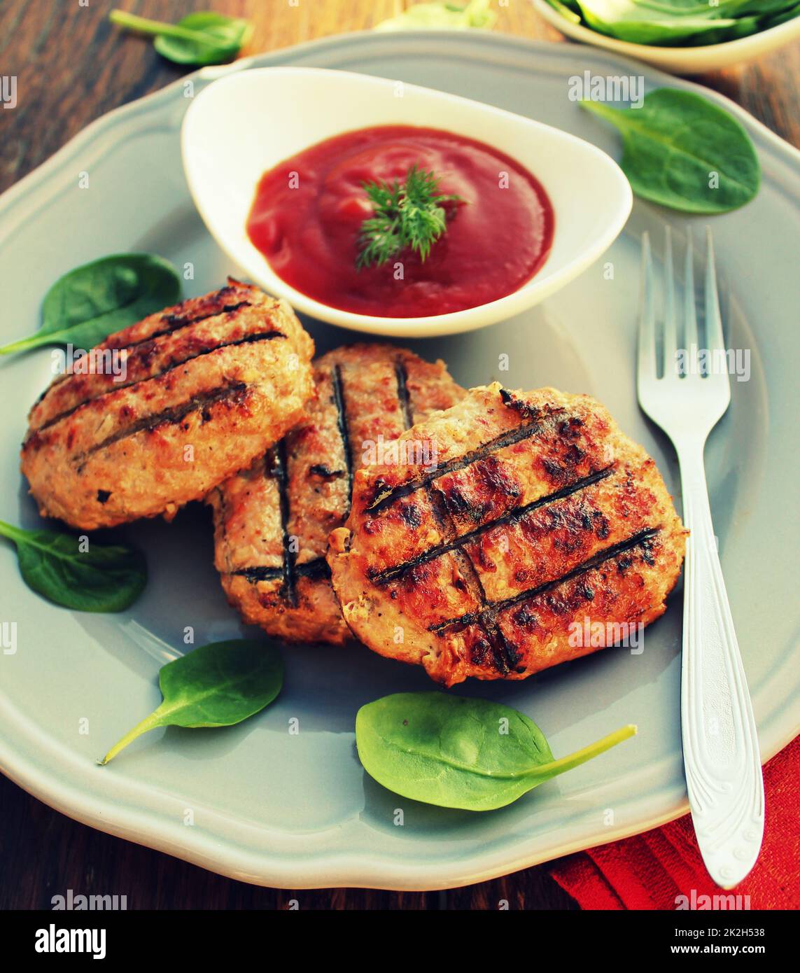 Rind oder Schwein Fleisch Grill Burger für Hamburger zubereitet am Grill Feuer Flamme Grill gegrillt Stockfoto