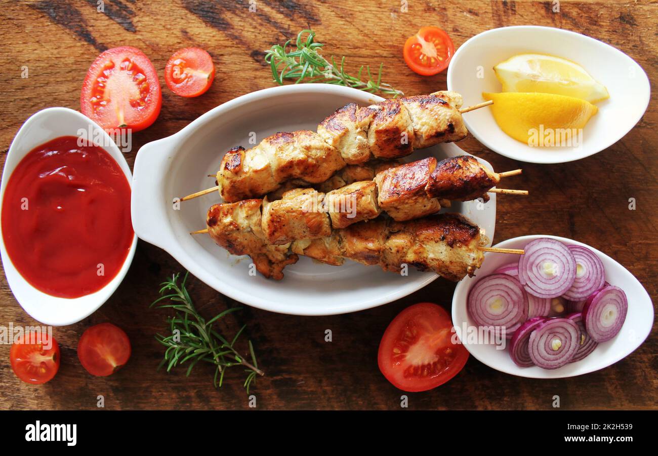 Gegrilltes Huhn Kabob mit Zutaten und Kräutern. Ansicht von oben Stockfoto