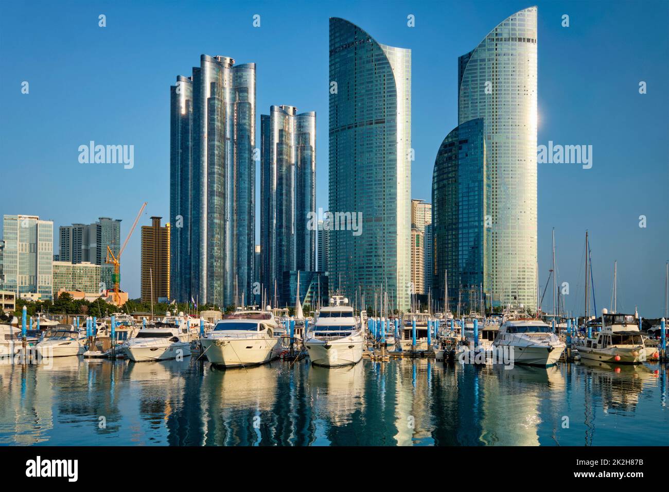 Busan Hafen mit Yachten auf Sonnenuntergang, Südkorea Stockfoto
