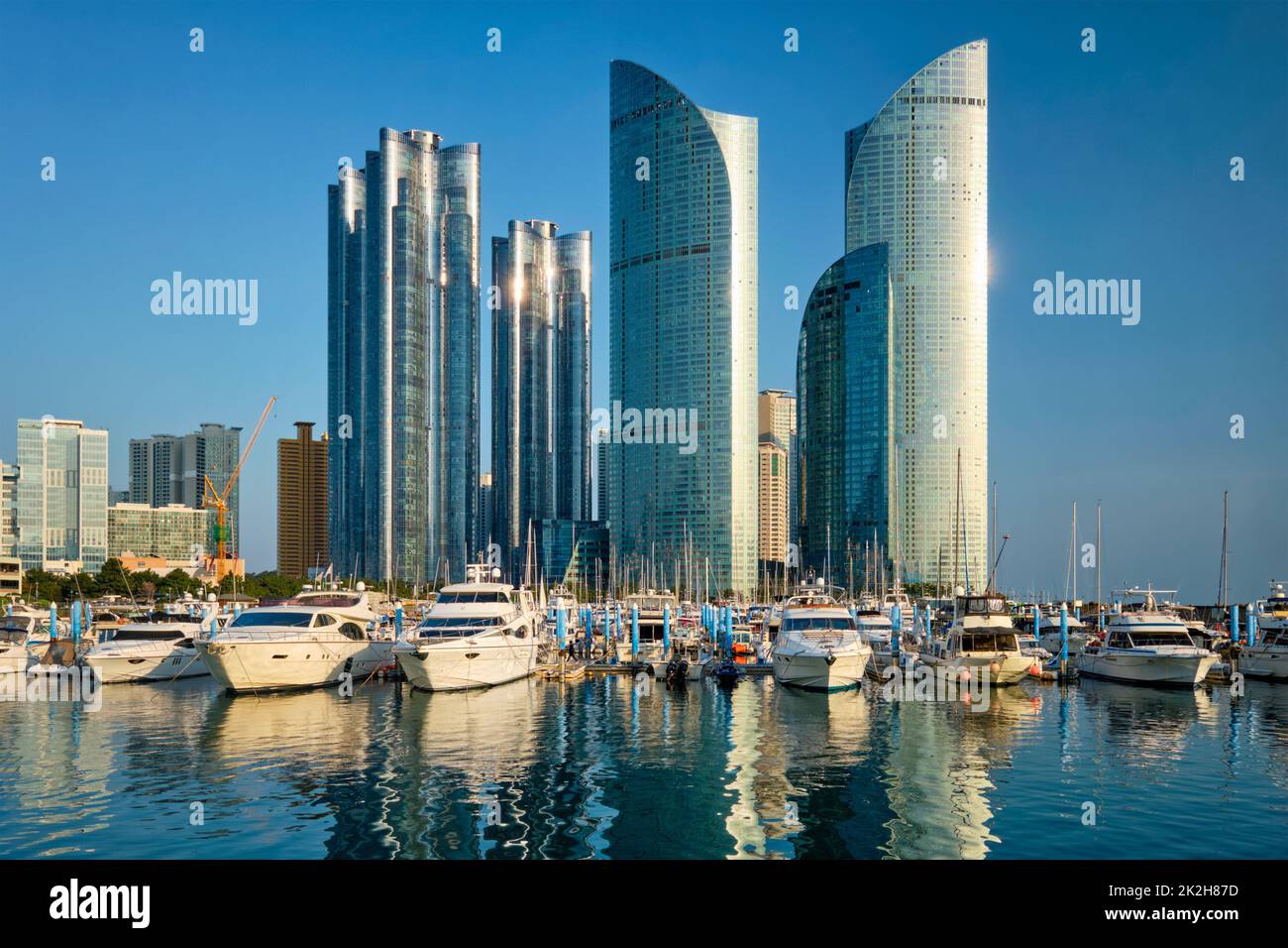 Busan Hafen mit Yachten auf Sonnenuntergang, Südkorea Stockfoto