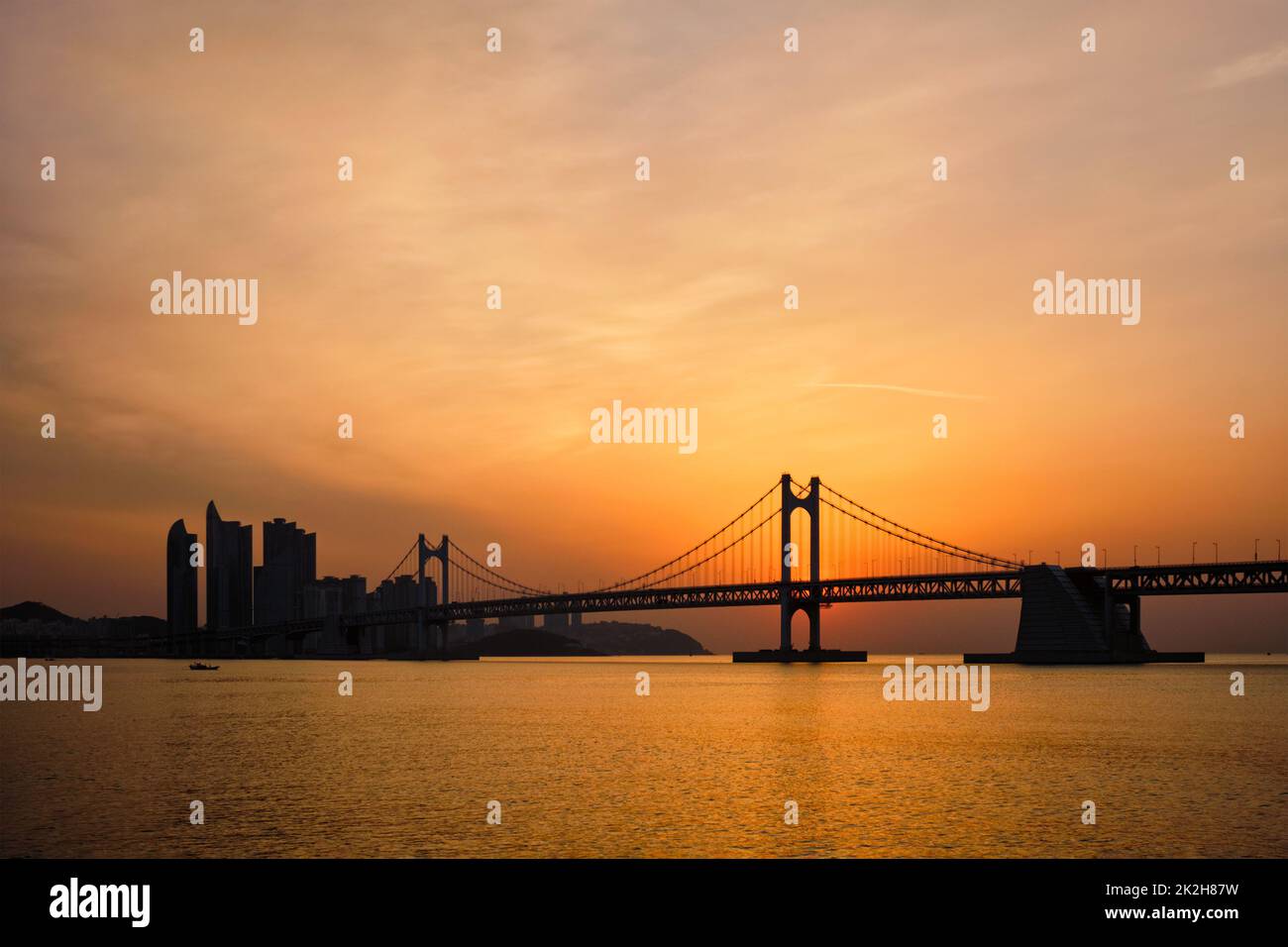 Gwangan Brücke auf den Sonnenaufgang. Busan, Südkorea Stockfoto