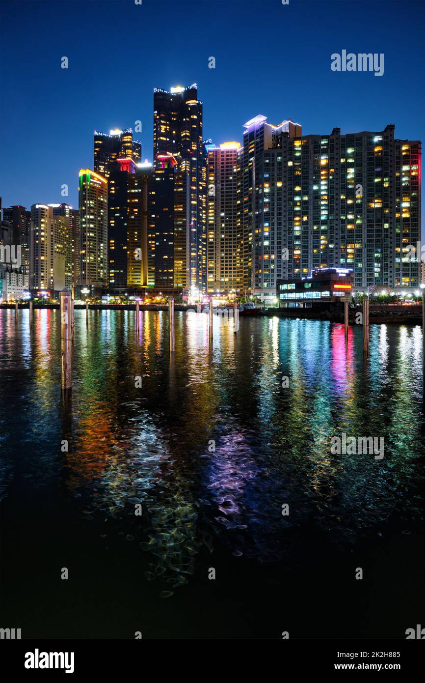 Busan Marina City Wolkenkratzer in der Nacht illluminated Stockfoto
