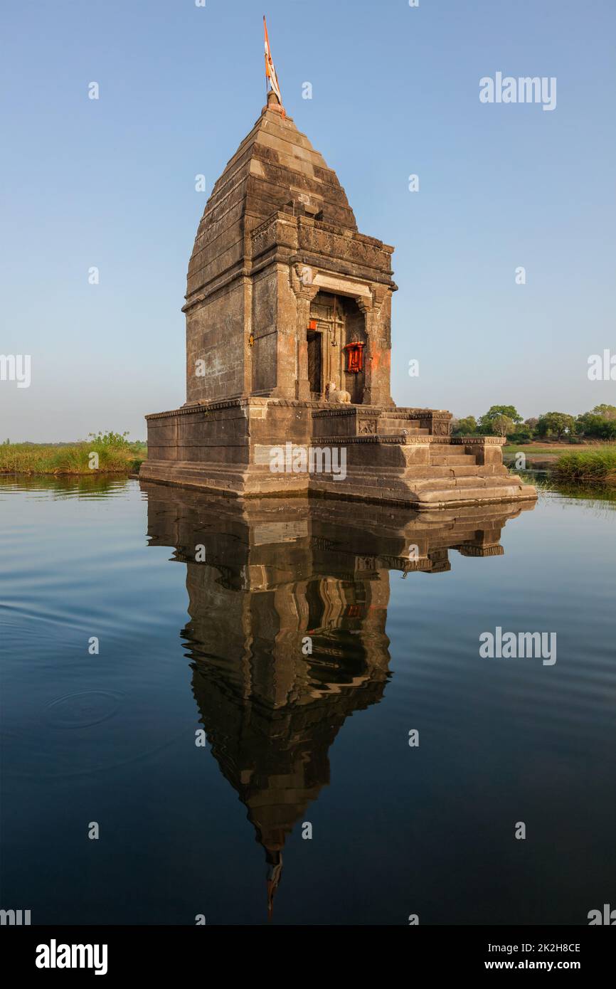 Kleine Hindu Tempel in der Mitte des Heiligen Narmada Fluss, Maheshwar, Madhya Pradesh, Indien Stockfoto