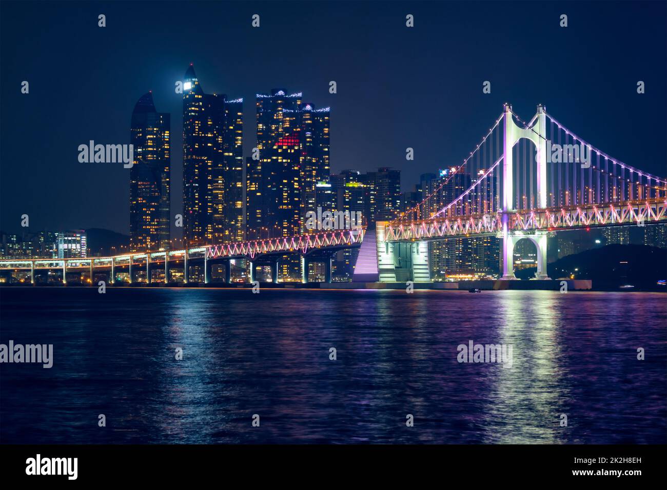 Gwangan Brücke und Wolkenkratzer in der Nacht. Busan, Südkorea Stockfoto