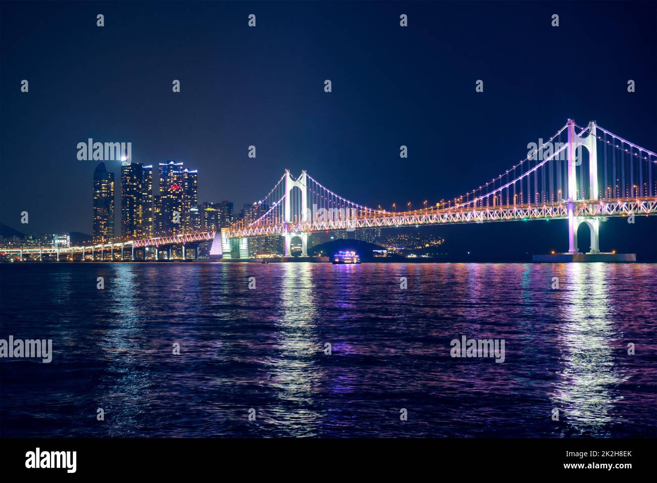 Gwangan Brücke und Wolkenkratzer in der Nacht. Busan, Südkorea Stockfoto