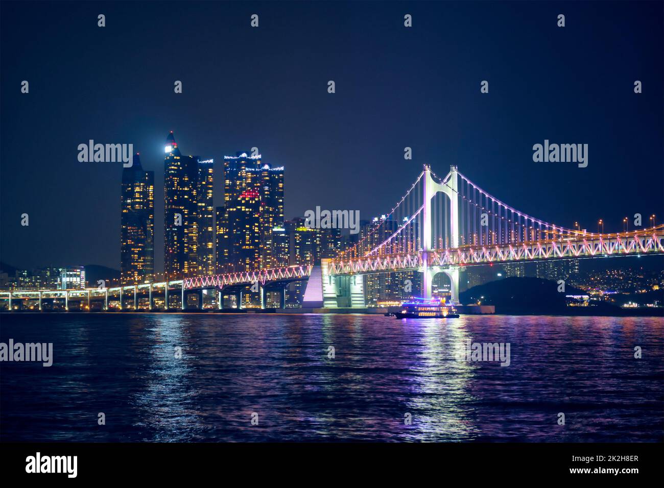 Gwangan Brücke und Wolkenkratzer in der Nacht. Busan, Südkorea Stockfoto