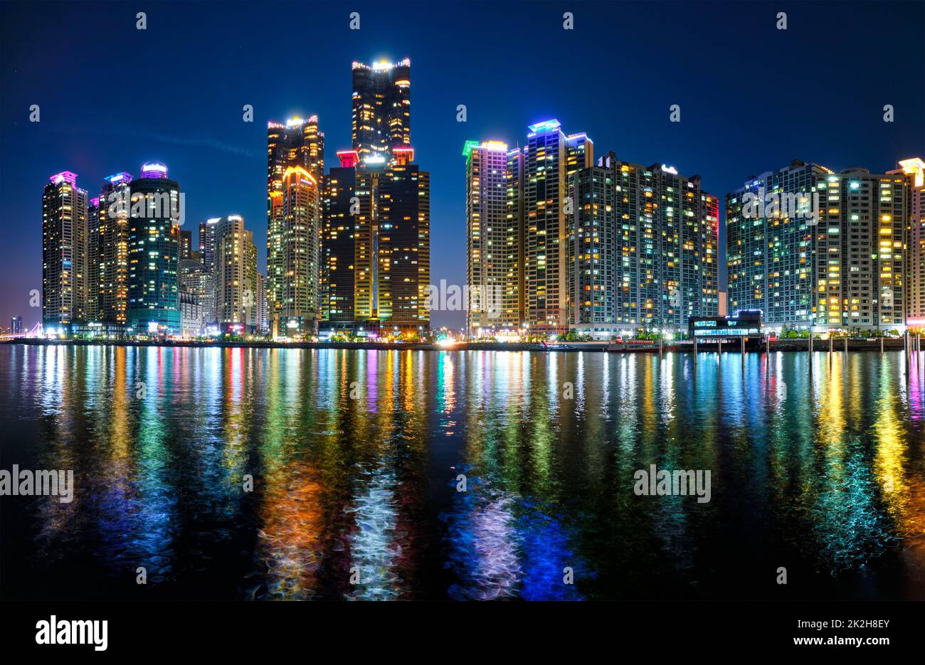 Busan Marina City Wolkenkratzer in der Nacht illluminated Stockfoto