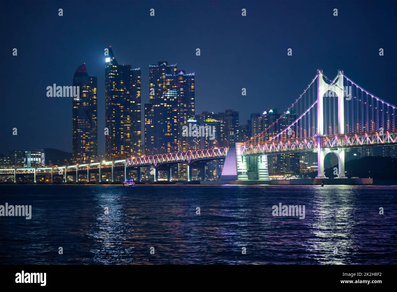 Gwangan Brücke und Wolkenkratzer in der Nacht. Busan, Südkorea Stockfoto